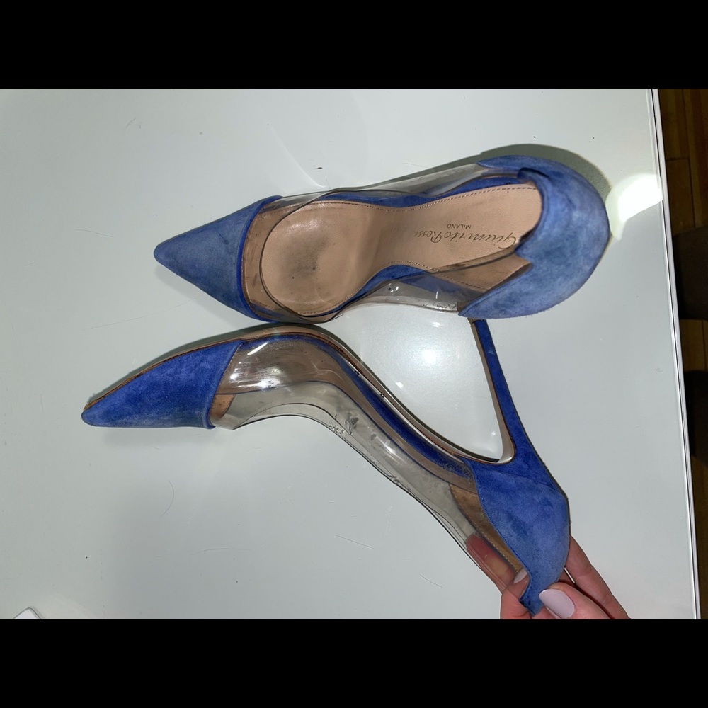 Gianvito rossi heels had blue suede tip and heel